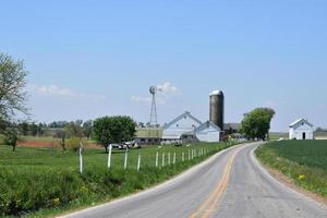 carretera tallada a través del campo y las tierras de cultivo foto