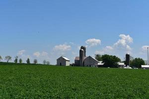 hermosas y exuberantes tierras de cultivo verdes con un silo en Pensilvania foto