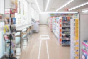 Los estantes interiores del pasillo del supermercado desdibujan el fondo foto