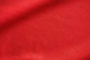 textura de camiseta de fútbol de tela de ropa deportiva roja de cerca foto