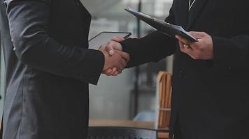 homme d'affaires travaillant avec un téléphone intelligent et un ordinateur portable et une tablette numérique au bureau avec des supports de marketing numérique dans une icône virtuelle video