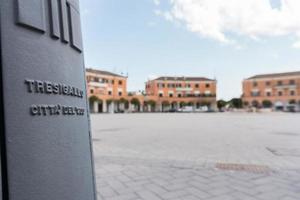 tresigallo,italia-2 de mayo de 2021-vista de la plaza de la república en tresigallo durante un día nublado foto