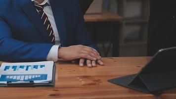 uomo d'affari Lavorando con inteligente Telefono e il computer portatile e digitale tavoletta computer nel ufficio con digitale marketing media nel virtuale icona video