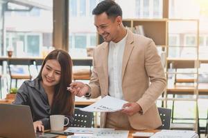 un equipo de hombres y mujeres de negocios diseñan un plan de marketing para ajustar las ventas para que sean más rentables que el año pasado. foto