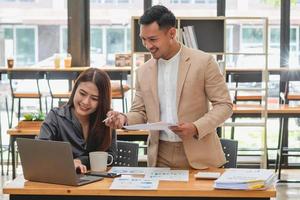 un equipo de hombres y mujeres de negocios diseñan un plan de marketing para ajustar las ventas para que sean más rentables que el año pasado. foto