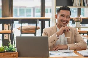 The company's CEO smiles happily as he sees the company's earnings that have exceeded past years. photo