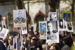 vladivostok, rusia - 9 de mayo de 2022 acción simbólica del regimiento inmortal en el día de la victoria foto