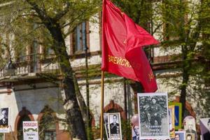 vladivostok, rusia - 9 de mayo de 2022 acción simbólica del regimiento inmortal en el día de la victoria foto