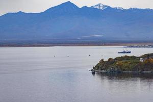 petropavlovsk-kamchatsky, rusia - 5 de octubre de 2019 paisaje marino con un barco fronterizo en la bahía de avacha foto