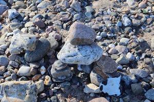 hermosos guijarros de piedra en la playa del mar báltico en el norte de alemania. foto