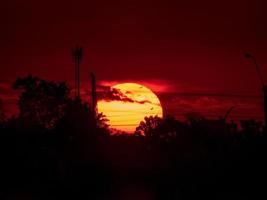 hermosa puesta de sol sobre el campo foto