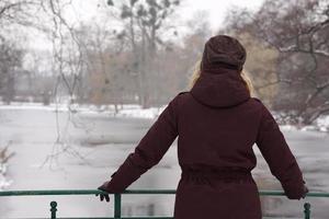 mujer mirando rio congelado foto