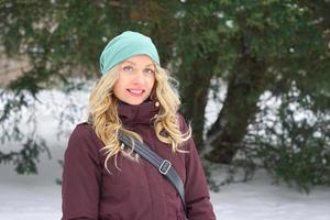 mujer sonriente en moda de invierno foto