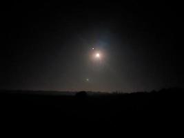 noche de luna llena en el pueblo foto