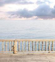 vista de la terraza con mar azul y cielo nublado foto