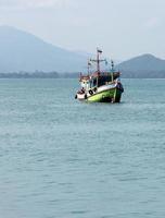 barco de pesca en el mar de tailandia foto