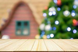 mesa de madera vacía con árbol de navidad desenfoque abstracto con fondo de luz bokeh de decoración para exhibición de productos foto