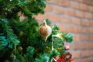 adornos navideños decorados en abeto fondo de vacaciones de año nuevo foto