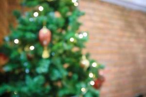 Desenfoque abstracto árbol de navidad decorado con adornos de fondo de vacaciones de año nuevo foto