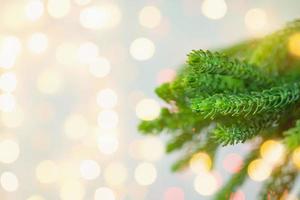 primer plano del árbol de navidad con fondo de luz bokeh foto