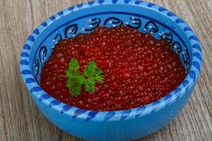 vista del plato de caviar rojo foto