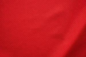 textura de camiseta de fútbol de tela de ropa deportiva roja de cerca foto