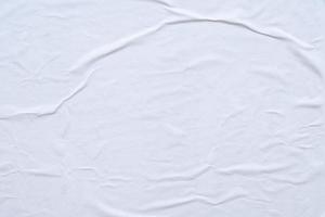 fondo de textura de cartel de papel arrugado y arrugado blanco en blanco foto