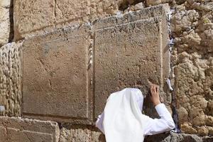 piedras del muro de los lamentos en el monte del templo en la ciudad vieja de jerusalén. foto