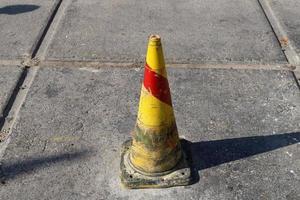 barreras viales a lo largo de la acera para el paso seguro de los peatones. foto