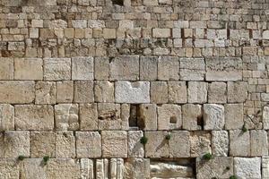 piedras del muro de los lamentos en el monte del templo en la ciudad vieja de jerusalén. foto