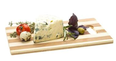queso azul sobre blanco foto