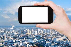 teléfono inteligente con pantalla recortada y horizonte de París foto