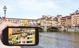 tourist taking photo of bridgew Ponte Vecchio