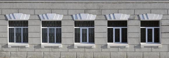 textura de ventanas modernas acristaladas de un edificio de hormigón gris foto