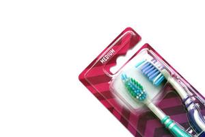 ternopil, ucrania - 23 de junio de 2022 cepillos de dientes colgate, una marca de productos de higiene bucal fabricados por la empresa estadounidense de bienes de consumo colgate-palmolive foto