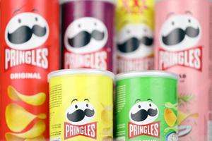 kharkiv, ucrania - 16 de diciembre de 2021 producto pringles con nuevo logotipo. pringles es una marca de papas fritas propiedad de la empresa kellogg foto