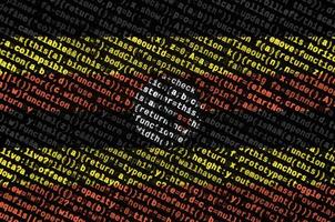 la bandera de uganda se representa en la pantalla con el código del programa. el concepto de tecnología moderna y desarrollo de sitios foto