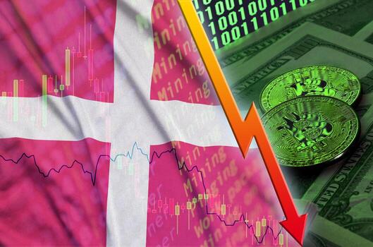 bandera de dinamarca y tendencia de caída de criptomonedas con dos bitcoins en billetes de dólar y visualización de código binario foto