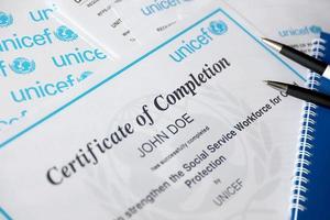 ternopil, ucrania - 2 de mayo de 2022 certificado voluntario de finalización de unicef - programa de las naciones unidas que brinda asistencia humanitaria y de desarrollo a los niños foto