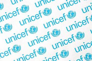 ternopil, ucrania - 2 de mayo de 2022 logotipo de unicef en papel. Unicef es un programa de las Naciones Unidas que brinda asistencia humanitaria y de desarrollo a niños y madres. foto