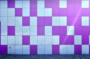 la textura de la pared de metal, enmarcada en forma de cuadrados coloreados de dos colores. diseño moderno de paredes para el exterior de edificios residenciales y de oficinas foto