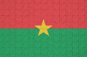 la bandera de burkina faso se representa en un rompecabezas doblado foto