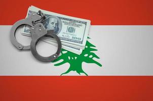 bandera de líbano con esposas y un paquete de dólares. el concepto de violar la ley y los delitos de los ladrones foto