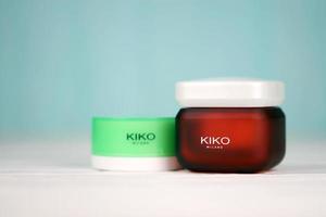 kharkiv, ucrania - 16 de diciembre de 2021 tarros de crema kiko milano con el logotipo de la empresa. kiko milano es una marca de cosmética italiana foto