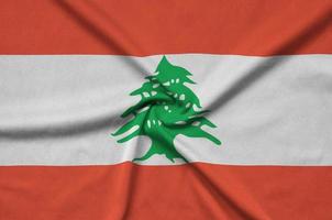 la bandera de líbano está representada en una tela deportiva con muchos pliegues. bandera del equipo deportivo foto