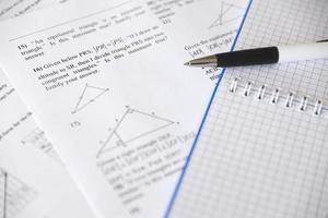 escritura a mano de tareas geométricas en examen, práctica, prueba o prueba en clase de geometría. resolver el concepto de ecuaciones exponenciales. foto