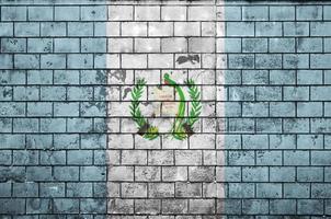 la bandera de guatemala está pintada en una vieja pared de ladrillos foto