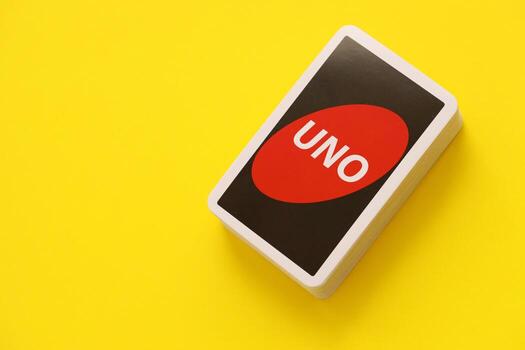 ternopil, ucrania - 15 de mayo de 2022 muchas tarjetas de juego uno coloridas sobre fondo amarillo. uno es un juego de cartas de tipo americano que se juega con una baraja especialmente impresa foto