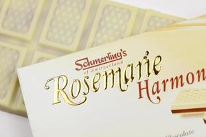 Kharkiv, Ucrania - 3 de noviembre de 2021 Schmerling's Rosemarie Harmony White Chocolate - Barra de chocolate blanco suizo de primera calidad rellena de praliné y totalmente natural sin gluten ni transgénicos, kosher foto