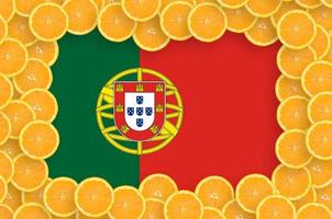 bandera de portugal en marco de rodajas de cítricos frescos foto